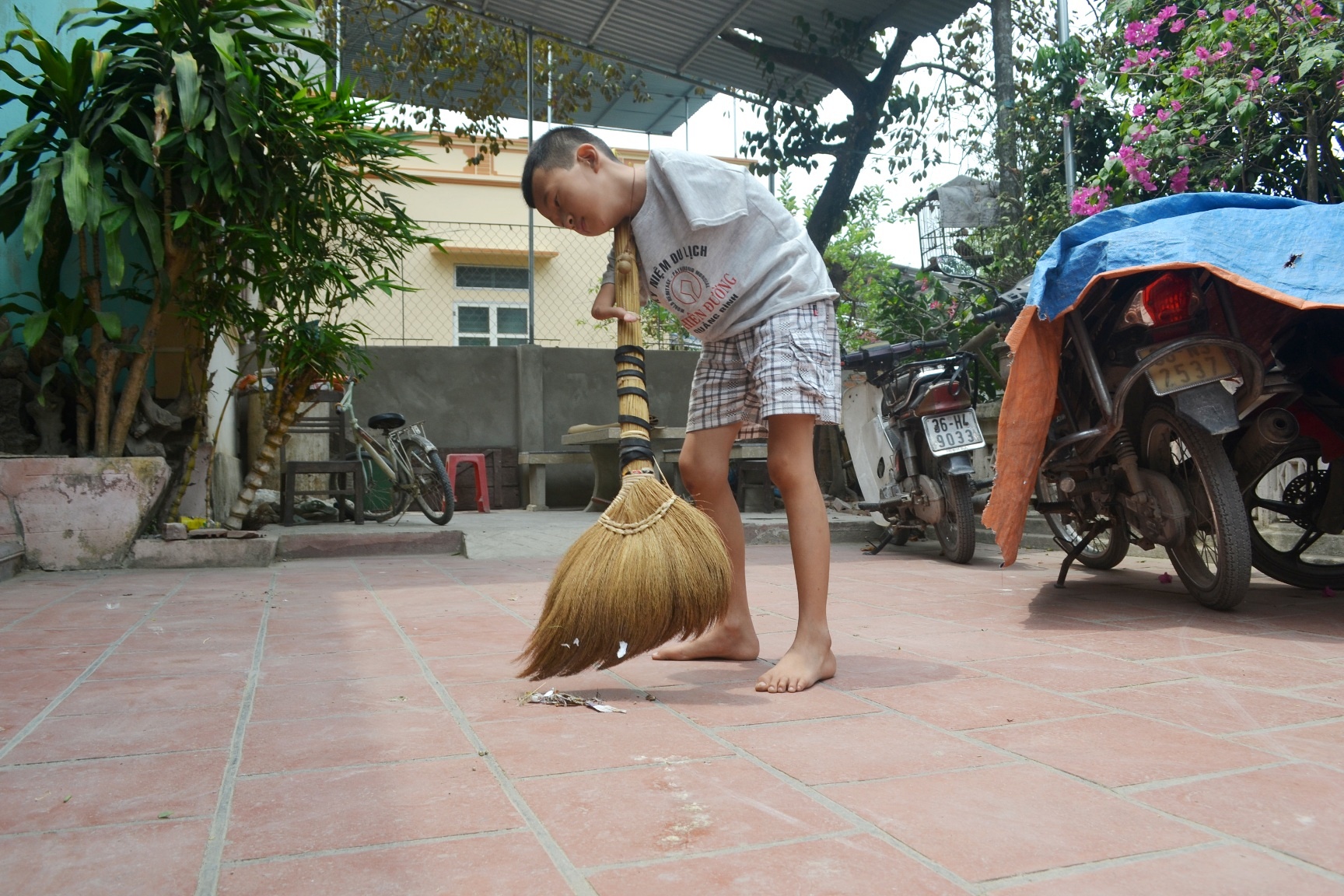Ngoài giờ lên lớp, Hưng còn biết phụ giúp bố mẹ nhiều việc như quét nhà, rửa bát…