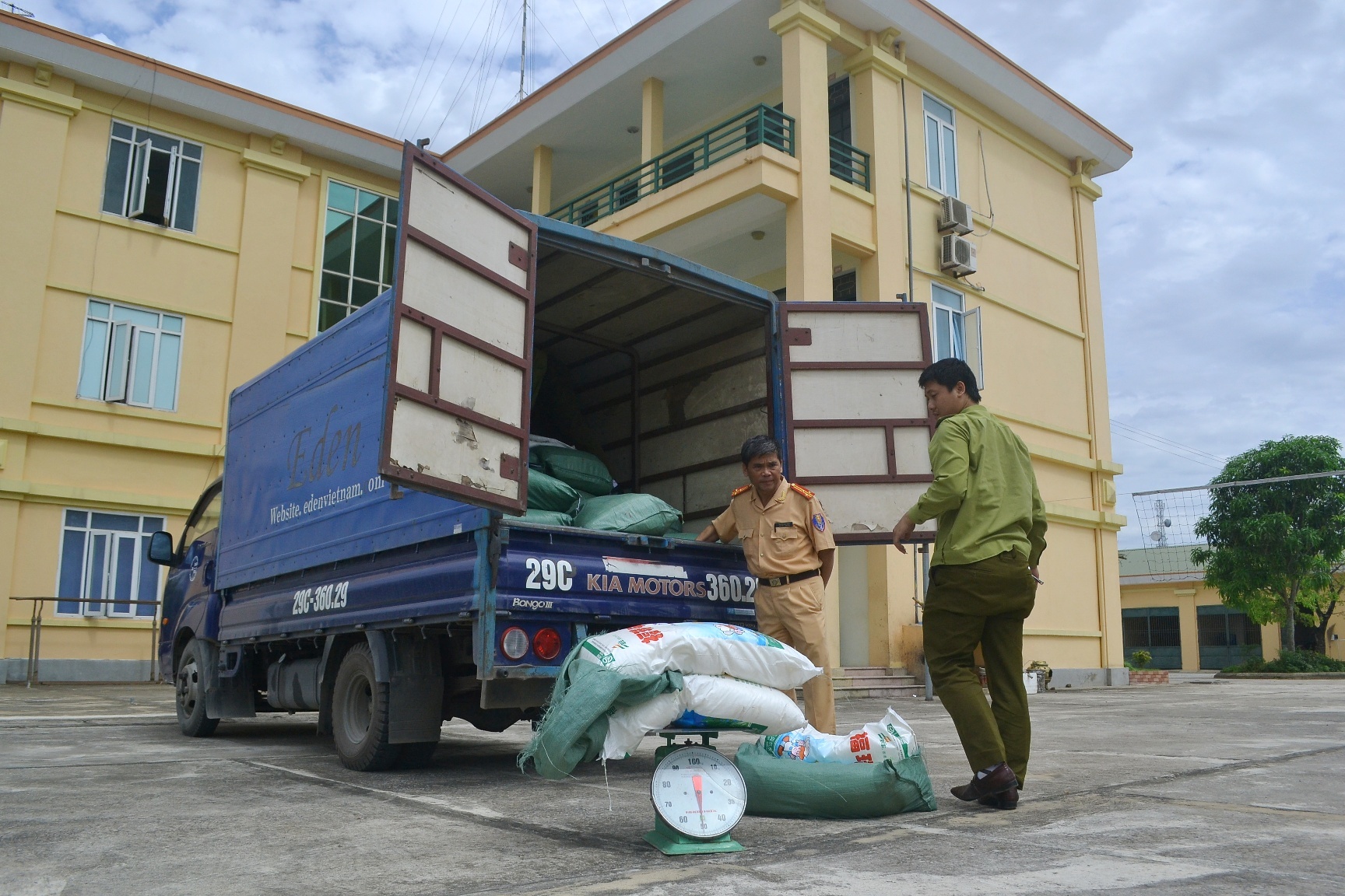 Xe tải cùng 3,5 tấn mì chính nghi nhập lậu bị bắt giữ. Ảnh: Nguyễn Dương.