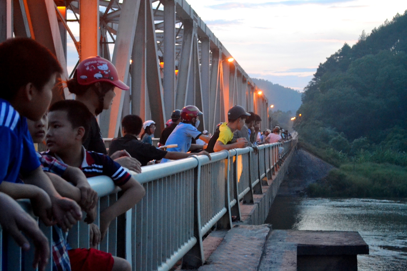 Nam thanh nien nhay cau Ham Rong tu tu hinh anh