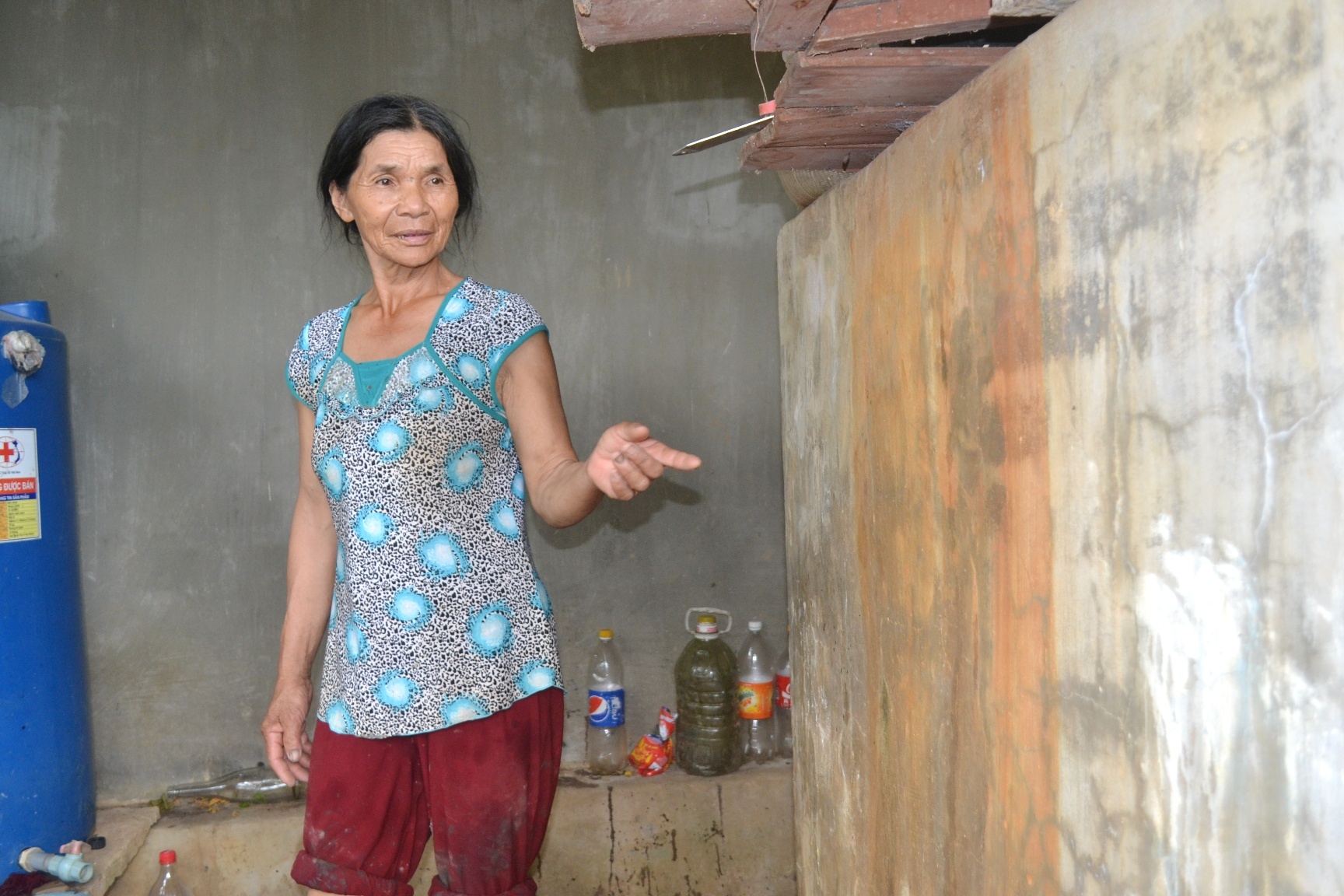 Vết hoen ố trên bể do nước nhiễm xăng dầu tràn ra để lại. Ảnh: Nguyễn Dương.