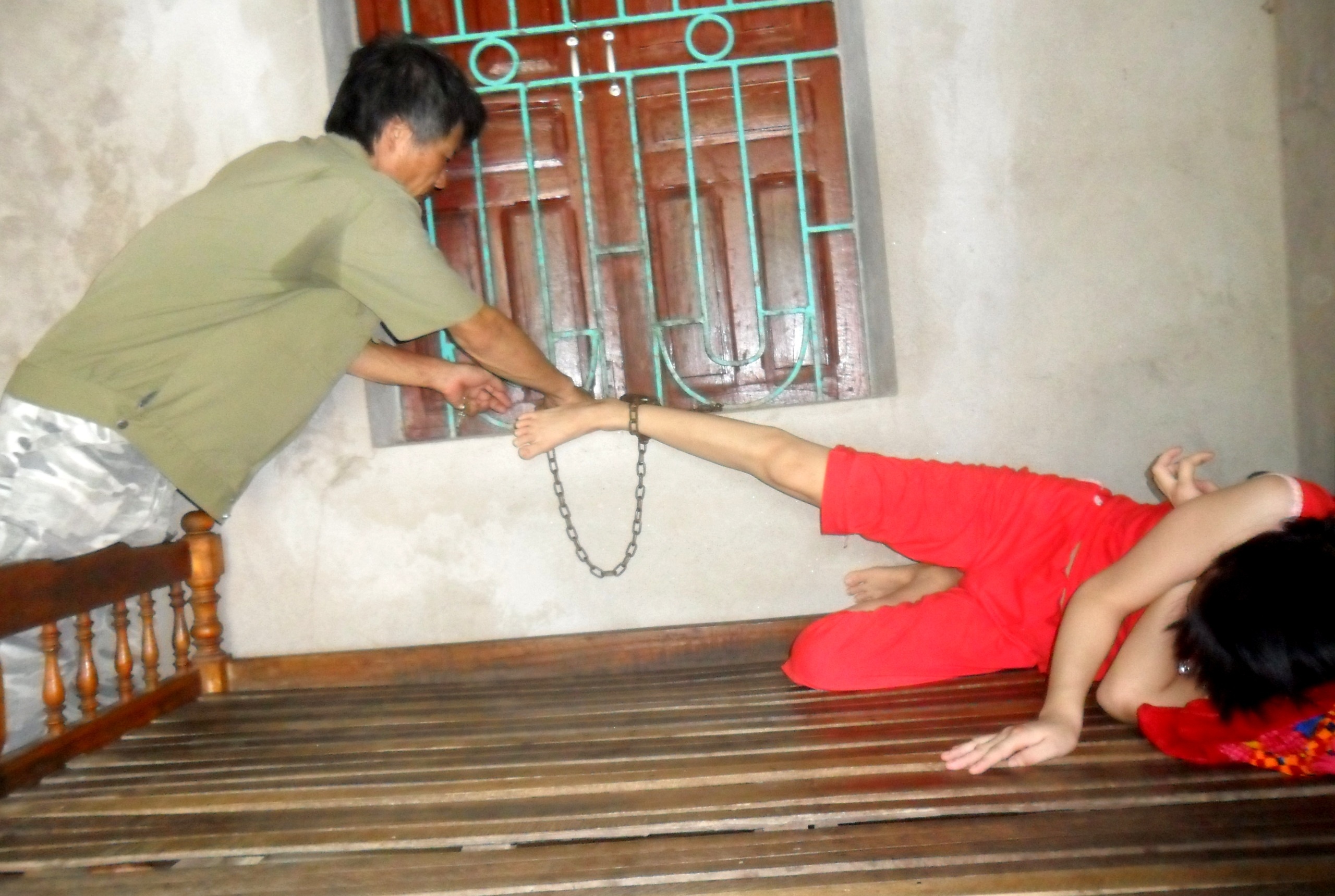 Bo me xich hai con bi tam than suot 10 nam hinh anh