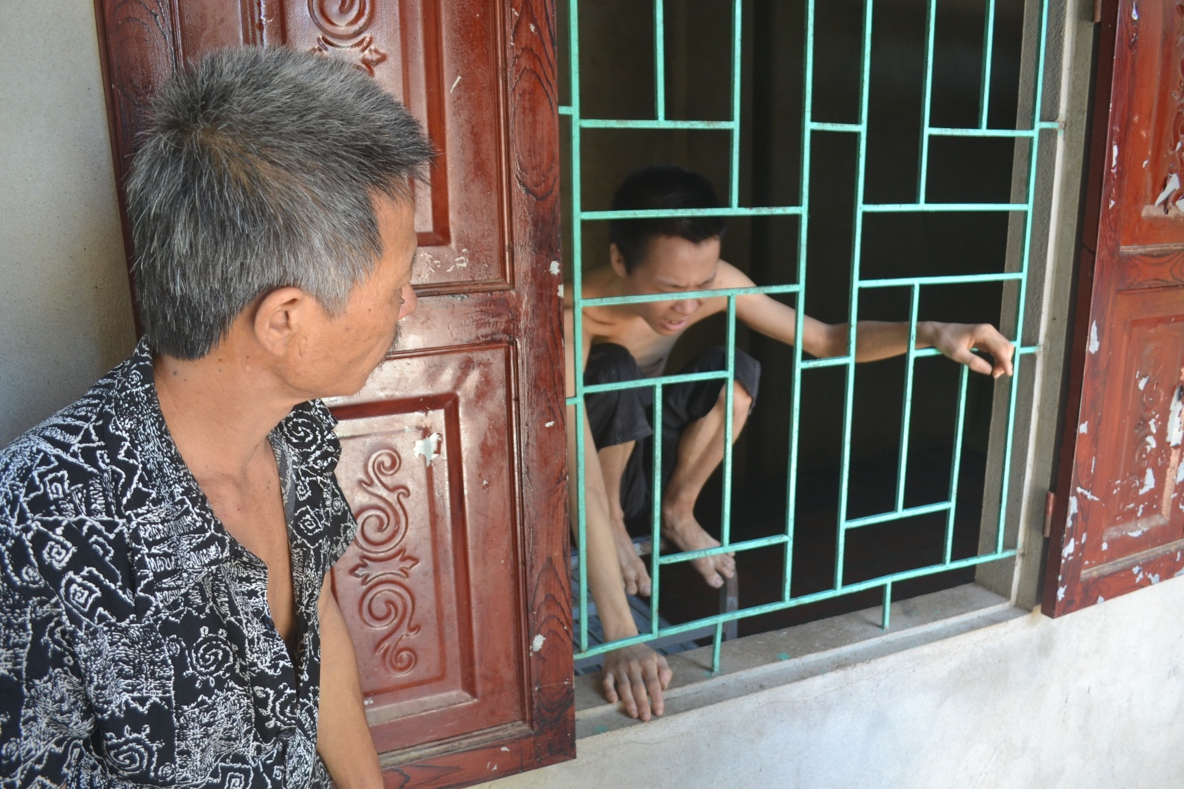 Để Hưng khỏi đập phá, vợ chồng ông Ngôn phải nhốt con trong căn phòng tách biệt. Ảnh: Nguyễn Dương.