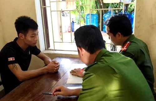Công an lấy lời khai nghi can Lê Tiến Anh. Ảnh: Công an cung cấp.