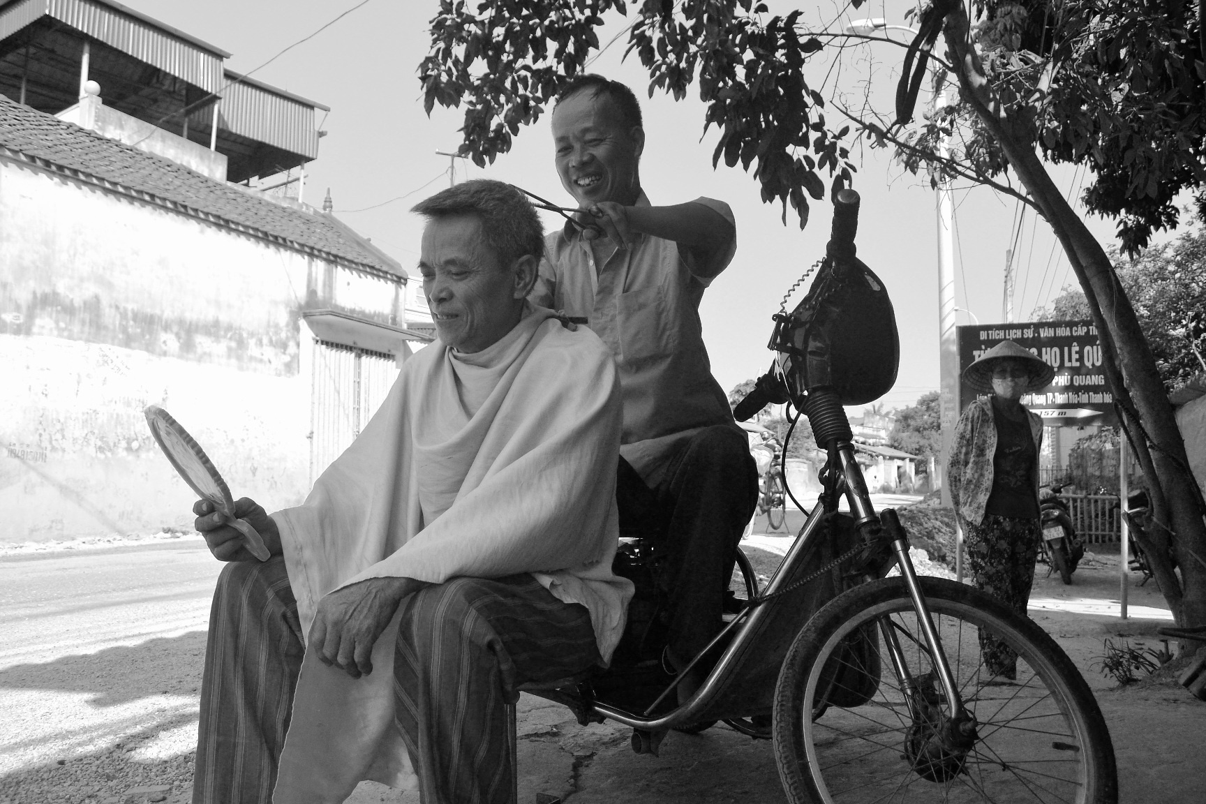 Nguoi dan ong 20 nam ngoi xe lan cat toc dao hinh anh