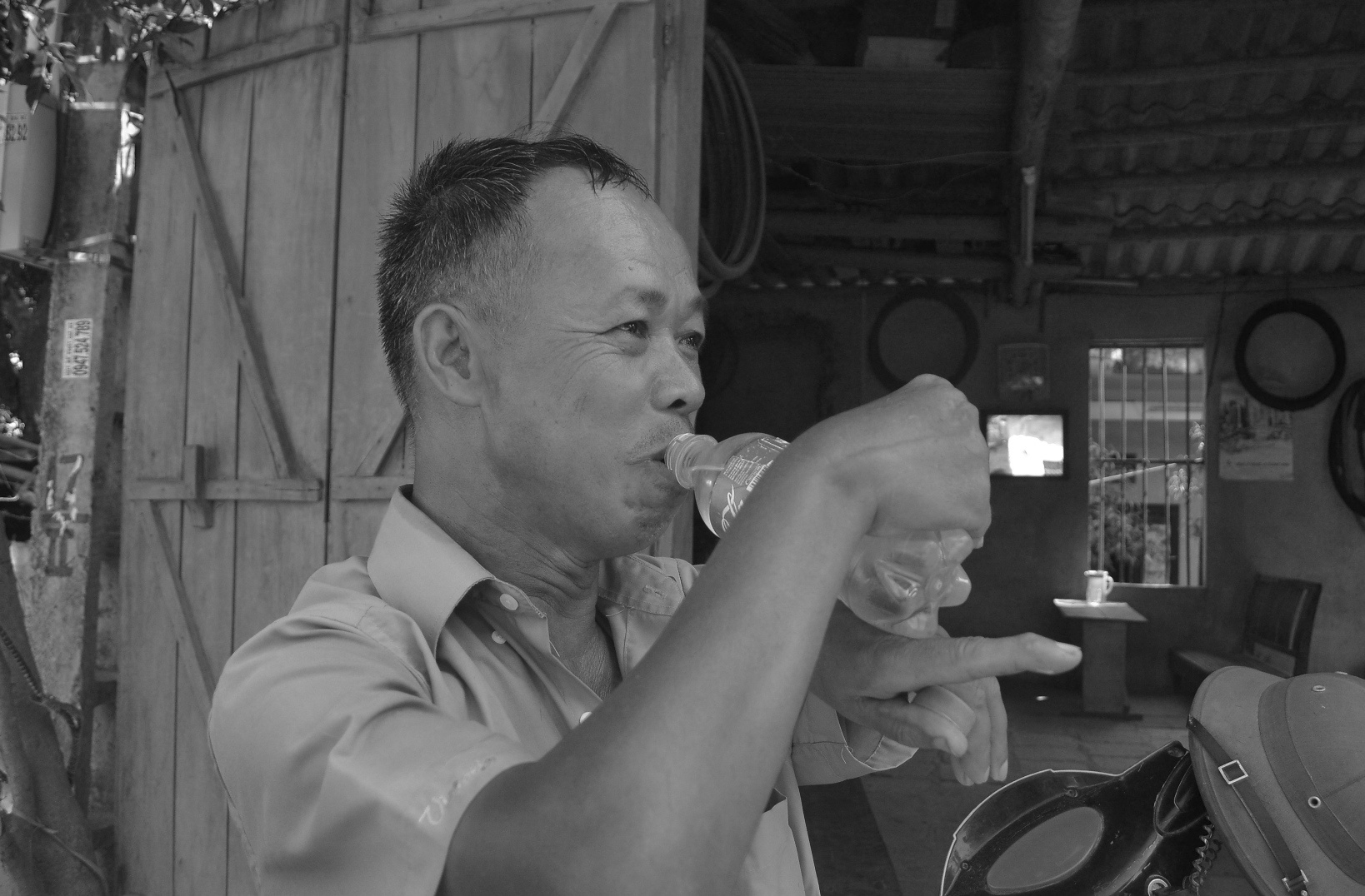 Mỗi ngày ông Tý kiếm được 40.000 - 60.000. Số tiền này ông tằn tiện, tích góp hàng tháng lo cơm nước, thuốc thang cho vợ chữa bệnh. 