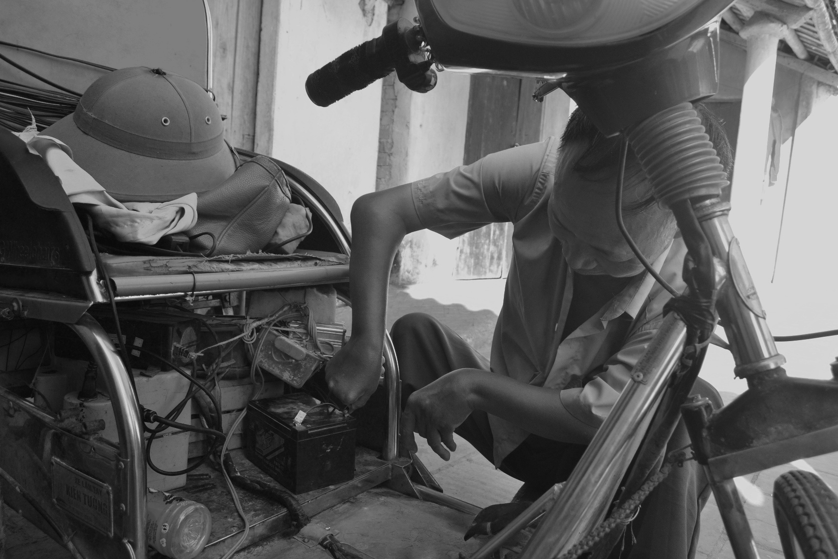 Ông Tý bị tàn tật từ năm 10 tuổi. Hồi ấy, sau một cơn sốt cao, chân tay Tý bị rút cơ, co quắp. Nhà nghèo, gia đình không đủ sức chạy chữa kịp thời nên Tý phải chịu cảnh “ngồi góc giường”, việc học cũng đành bỏ dỡ.