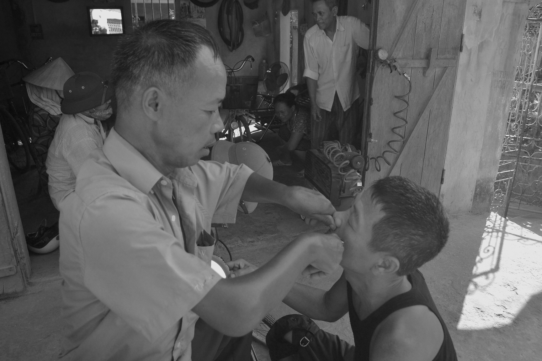 Thương vợ con vất vả, ông trăn trở và quyết định học nghề cắt tóc để kiếm thêm thu nhập. “Ban đầu tôi cắt cho vài cháu nhỏ trong xóm không lấy tiền, vừa giúp các cháu, vừa luyện nghề. Những ngày đầu tập rất khó vì tay tôi bị co cắp từ nhỏ, cầm kéo rất đau nhức”, ông Tý nhớ lại. 