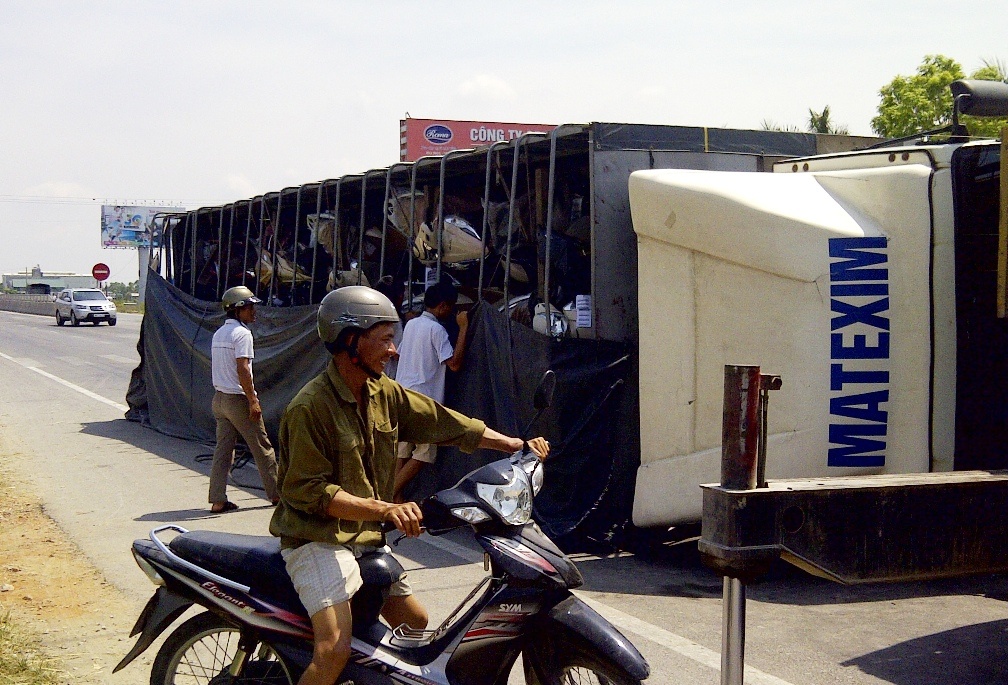 Xe tai cho hon 60 chiec SH, Lead lat giua quoc lo hinh anh