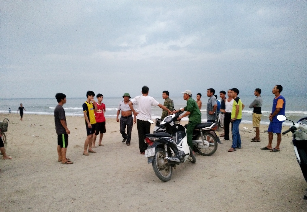 Ong lao xuong bien cuu chau, ca 2 bi duoi nuoc hinh anh