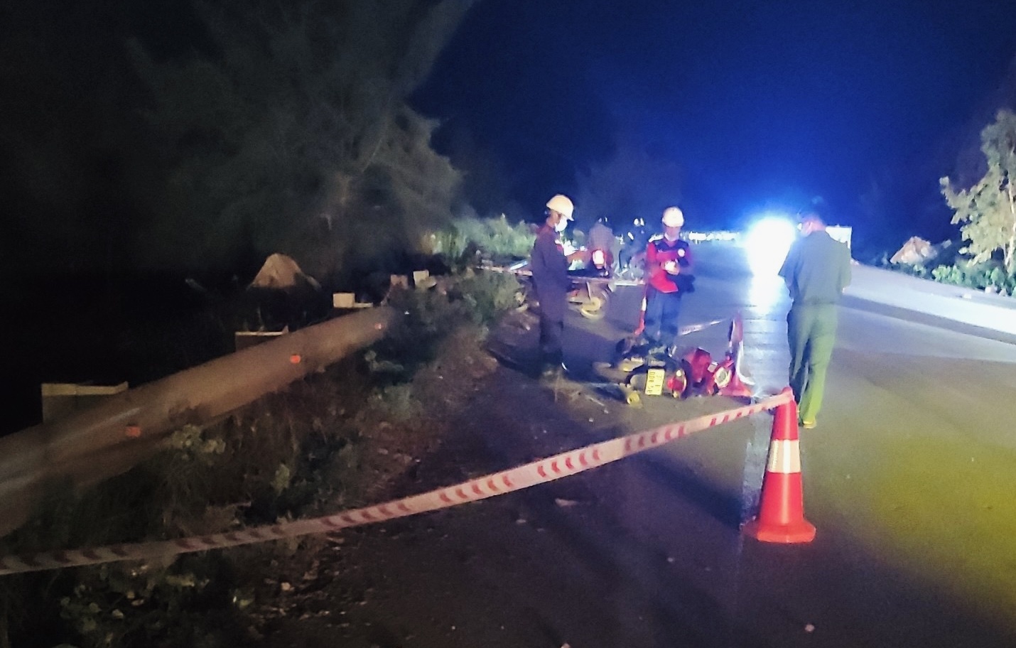 roi xuong vach nui anh 1