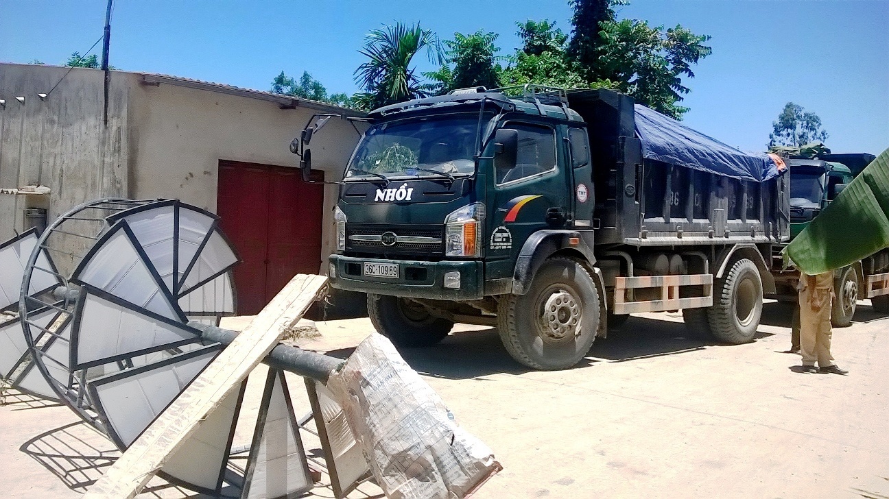 Người dân thôn Nguyên (xã Đông Lĩnh) dùng cầu thang sắt, xe đạp chặn xe tải chở đất trên tuyến đường liên xã. Ảnh: ND.