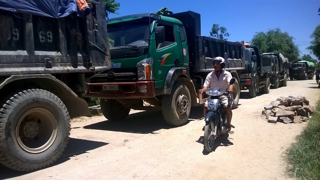 Hang tram nguoi dan dung vat can chan xe tai gay o nhiem hinh anh