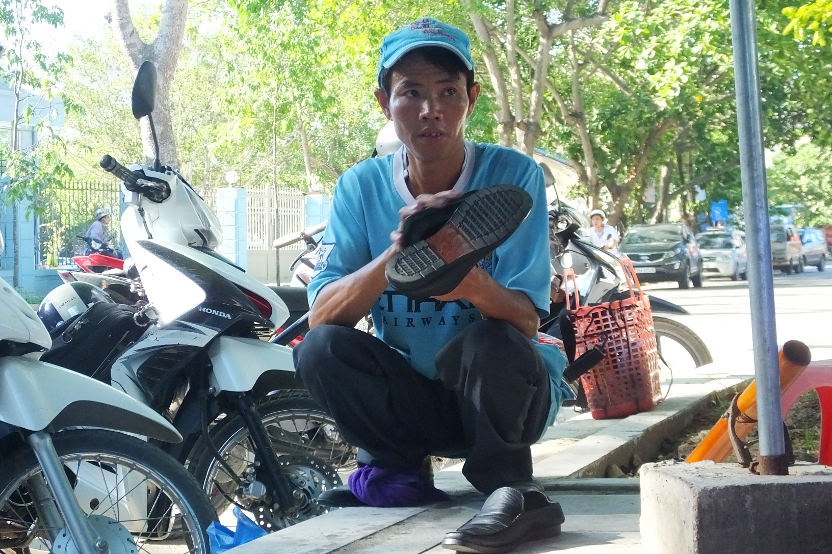 Con lam bai thi, bo tranh thu danh giay hinh anh