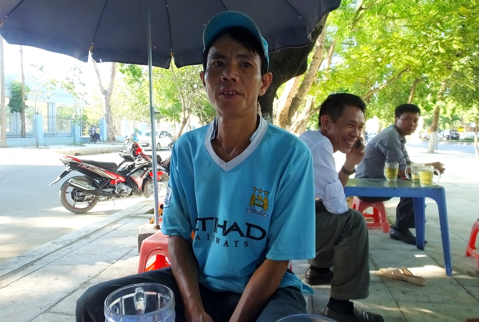 Người cha mong ước con mình học hành đỗ đạt có nghề nghiệp để thoát cái nghèo, cái khổ.  Ảnh: Nguyễn Dương.