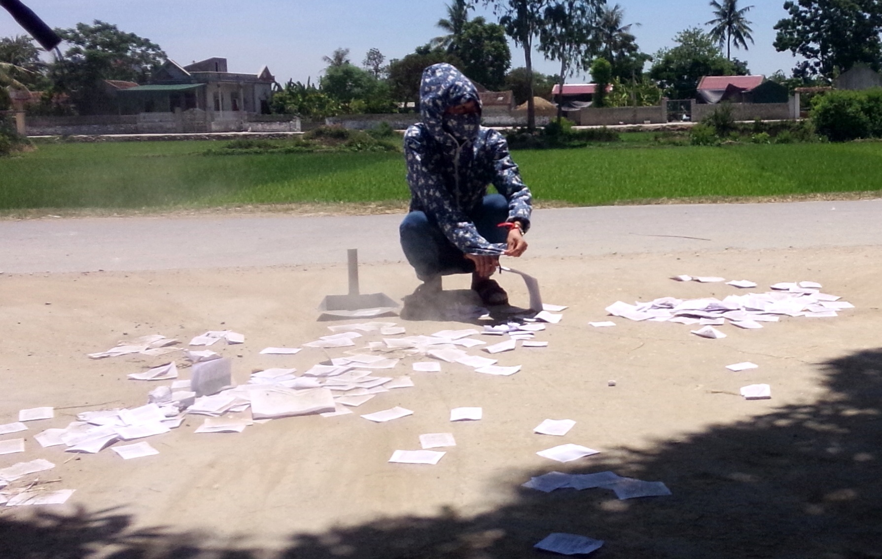 Phao thi rai trang cong truong sau mon Ngu Van hinh anh