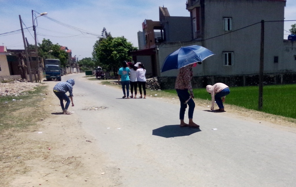 Phao thi còn được rải khắp con đường đến điểm thi. Ảnh: ND.