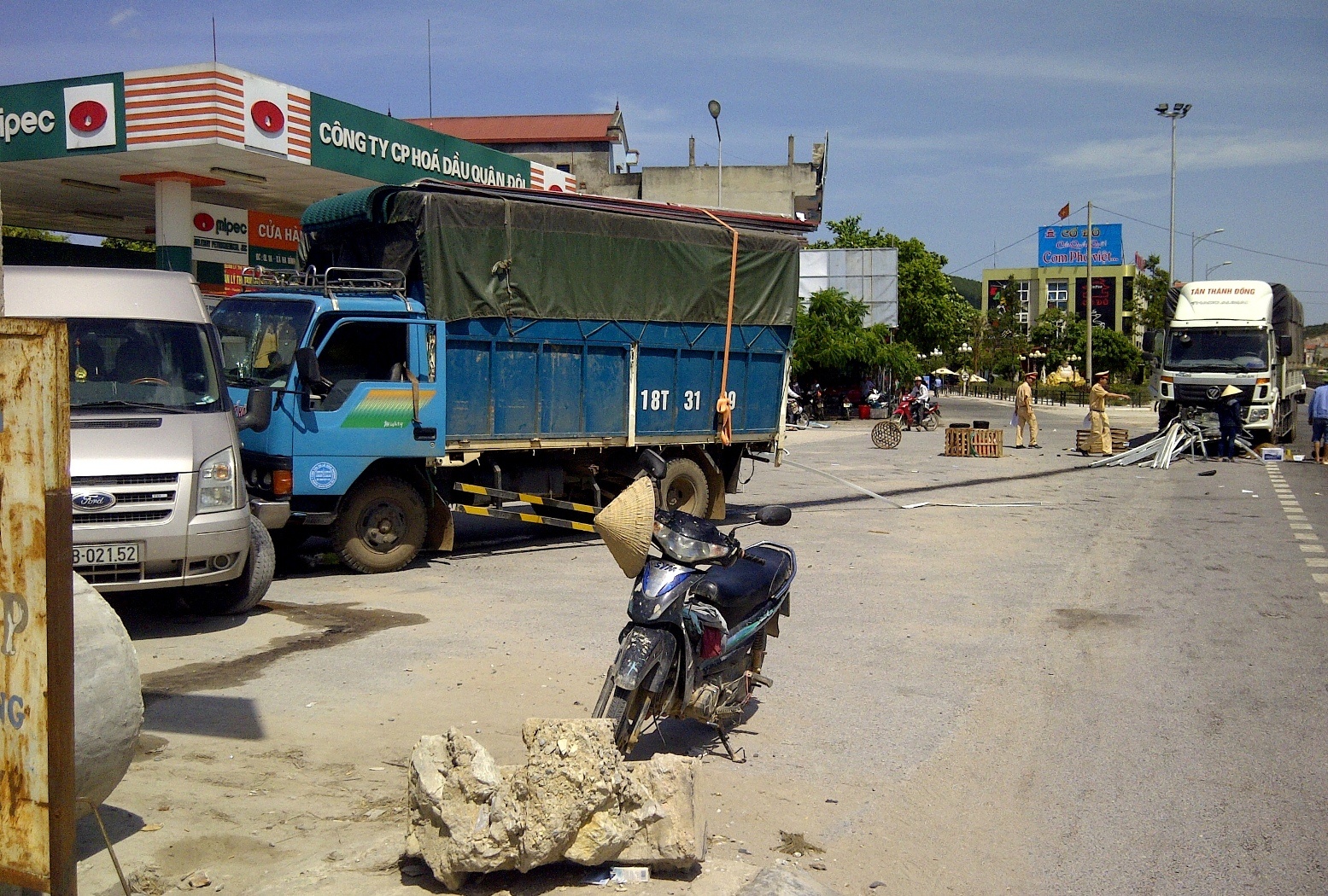 Vụ tai nạn xảy ra vào khoảng 13h20 ngày 3/7, trên quốc lộ 1A, đoạn qua thôn 6, xã Hà Bình, huyện Hà Trung (Thanh Hóa).