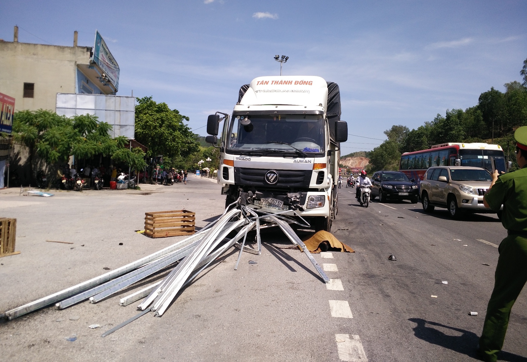 Theo các nhân chứng, xe tải biển Bắc Ninh đang lưu thông theo hướng Nam – Bắc, đến địa điểm trên thì bất ngờ mất lái tông thẳng vào chiếc ô tô biển Nam Định đang đỗ bên đường.