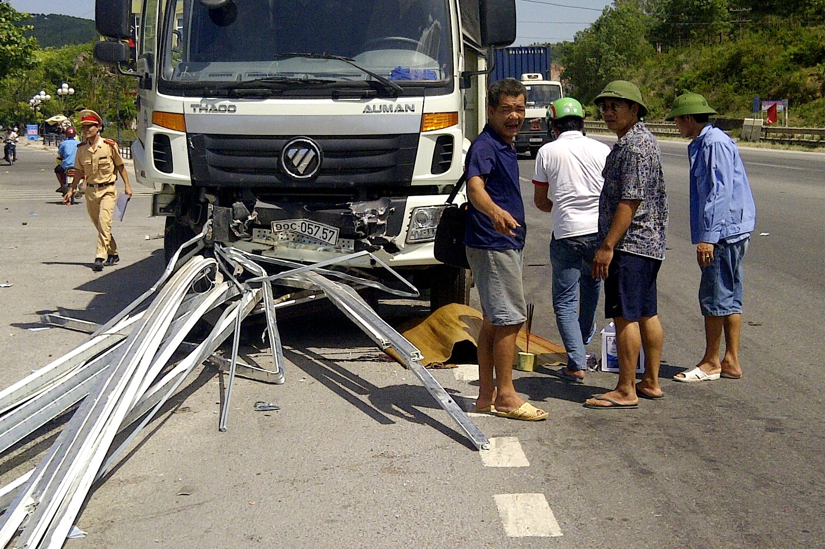 Chet ket duoi banh xe sau vu tai nan lien hoan hinh anh