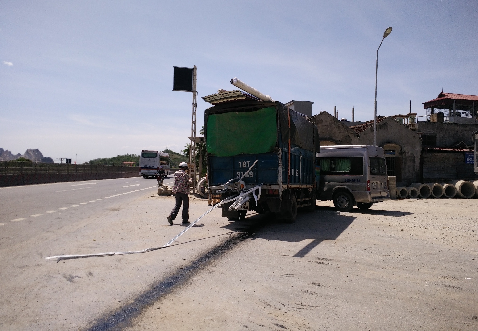 Chưa dừng lại, cú tông cực mạnh làm chiếc ô tô trượt dài 10 m và tiếp tục tông vào chiếc xe du lịch 16 chỗ.