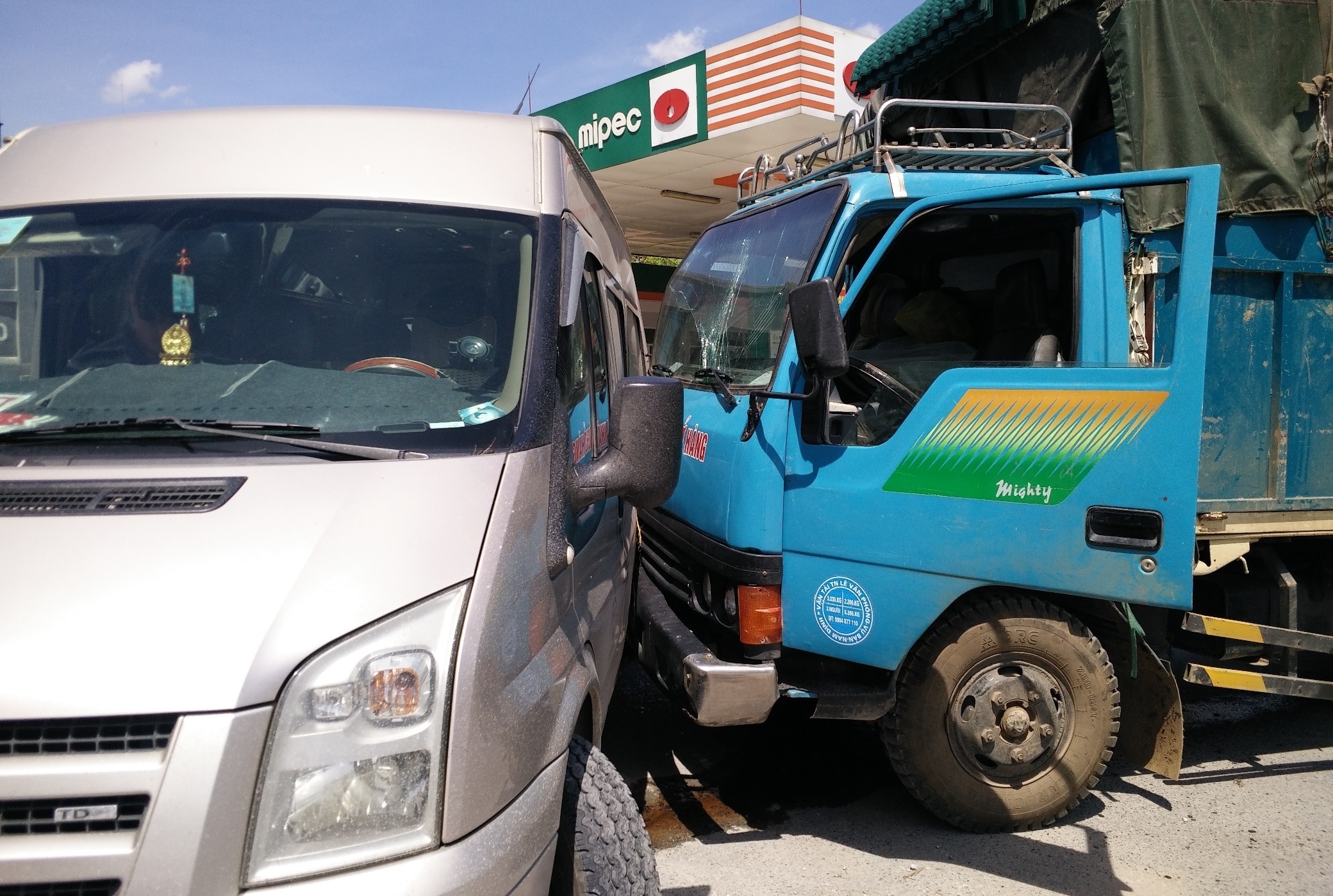 Hơn 10 hành khách trên chiếc xe du lịch hoảng loạn sau cú va chạm bất ngờ.