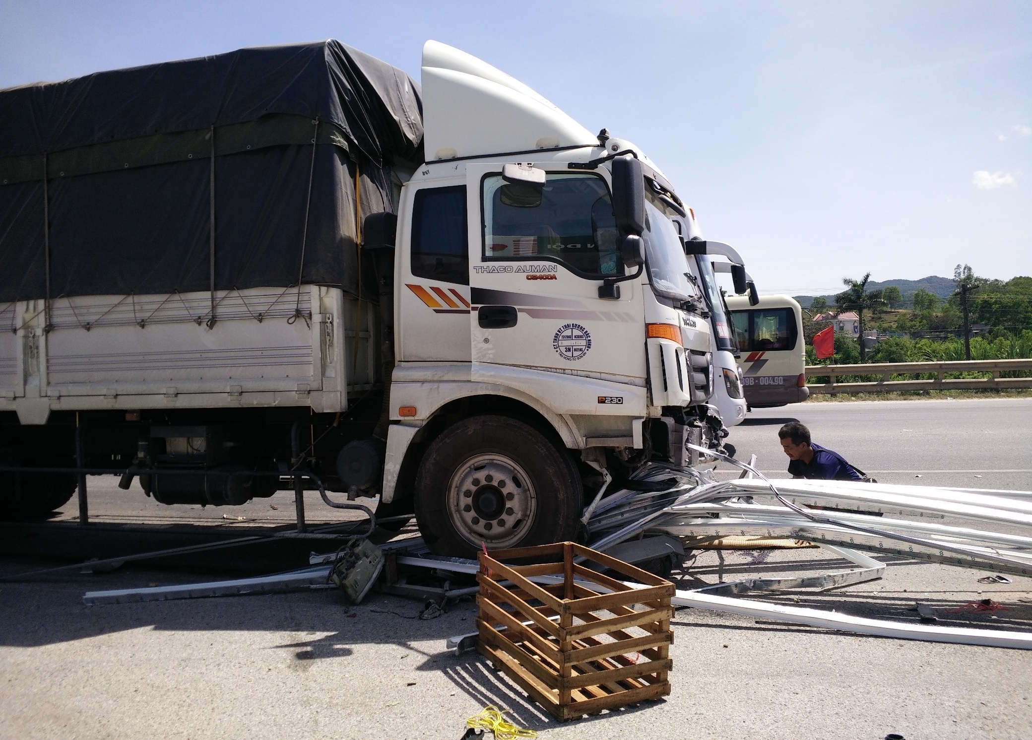 Nhận tin báo, CSGT huyện Hà Trung có mặt tại hiện trường. Nguyên nhân tai nạn đang được điều tra.