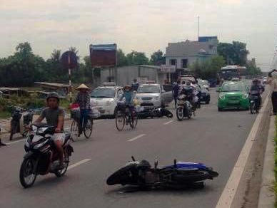 Hai xe Exciter tong nhau, 3 thanh nien nguy kich hinh anh