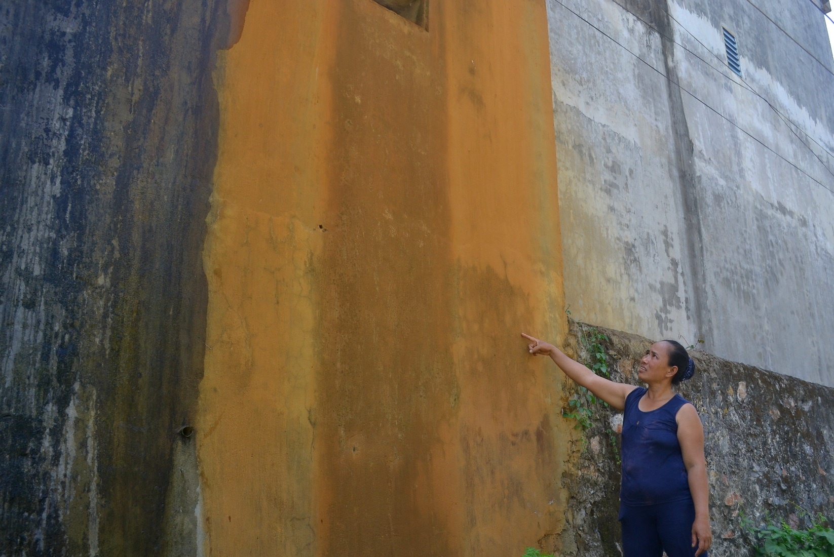 Những vết hoen ố trên tường do nước ô nhiễm tràn ra để lại. Ảnh: Nguyễn Dương.