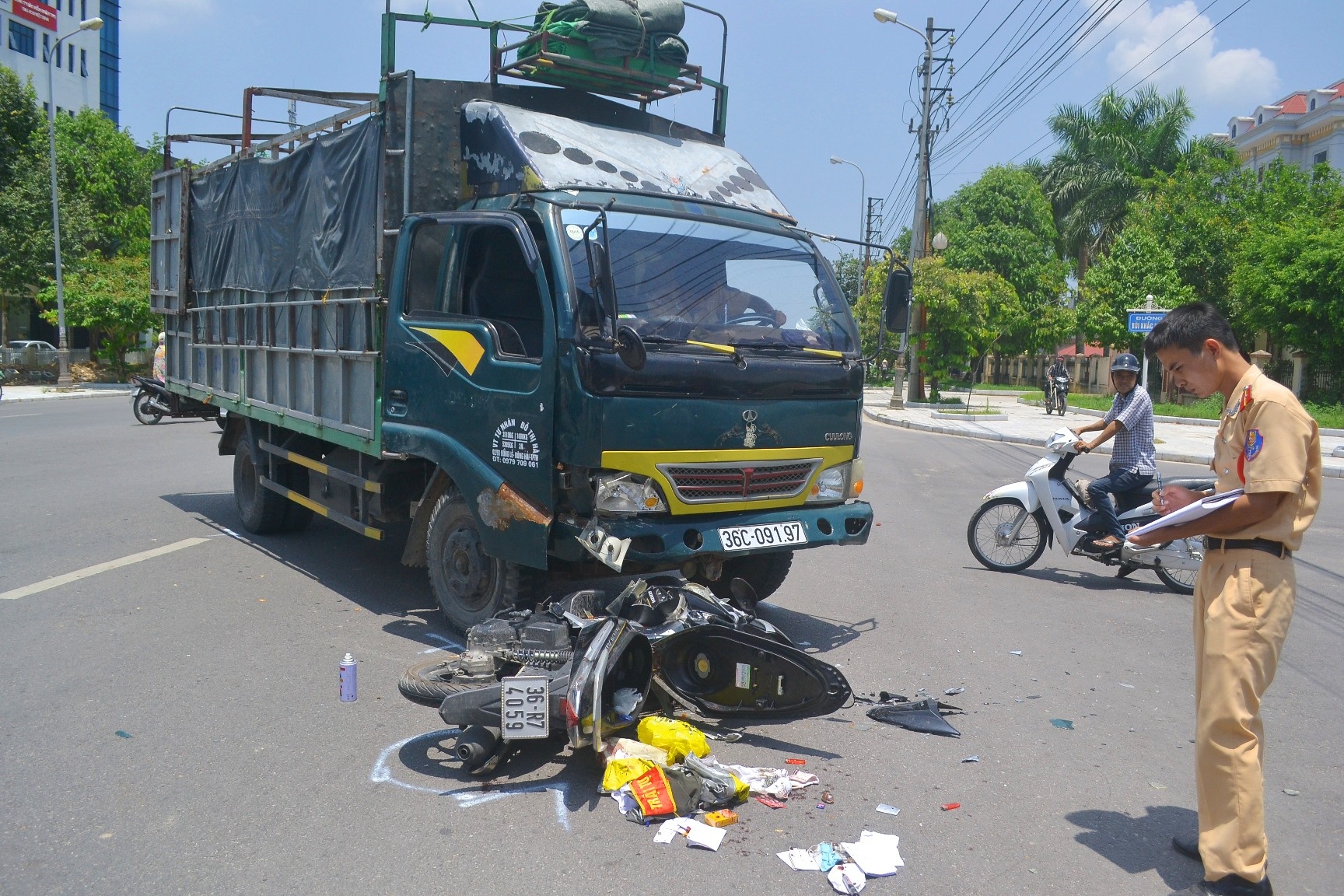 Bi xe tai tong tren duong ve thap huong cho bo hinh anh
