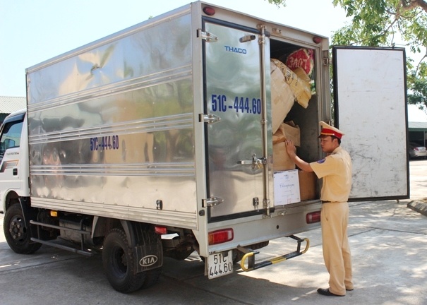 Bat xe tai cho gan 17.000 qua phao khong ro nguon goc hinh anh