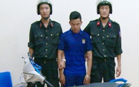 9X lang lach xe may, chui canh sat co dong hinh anh