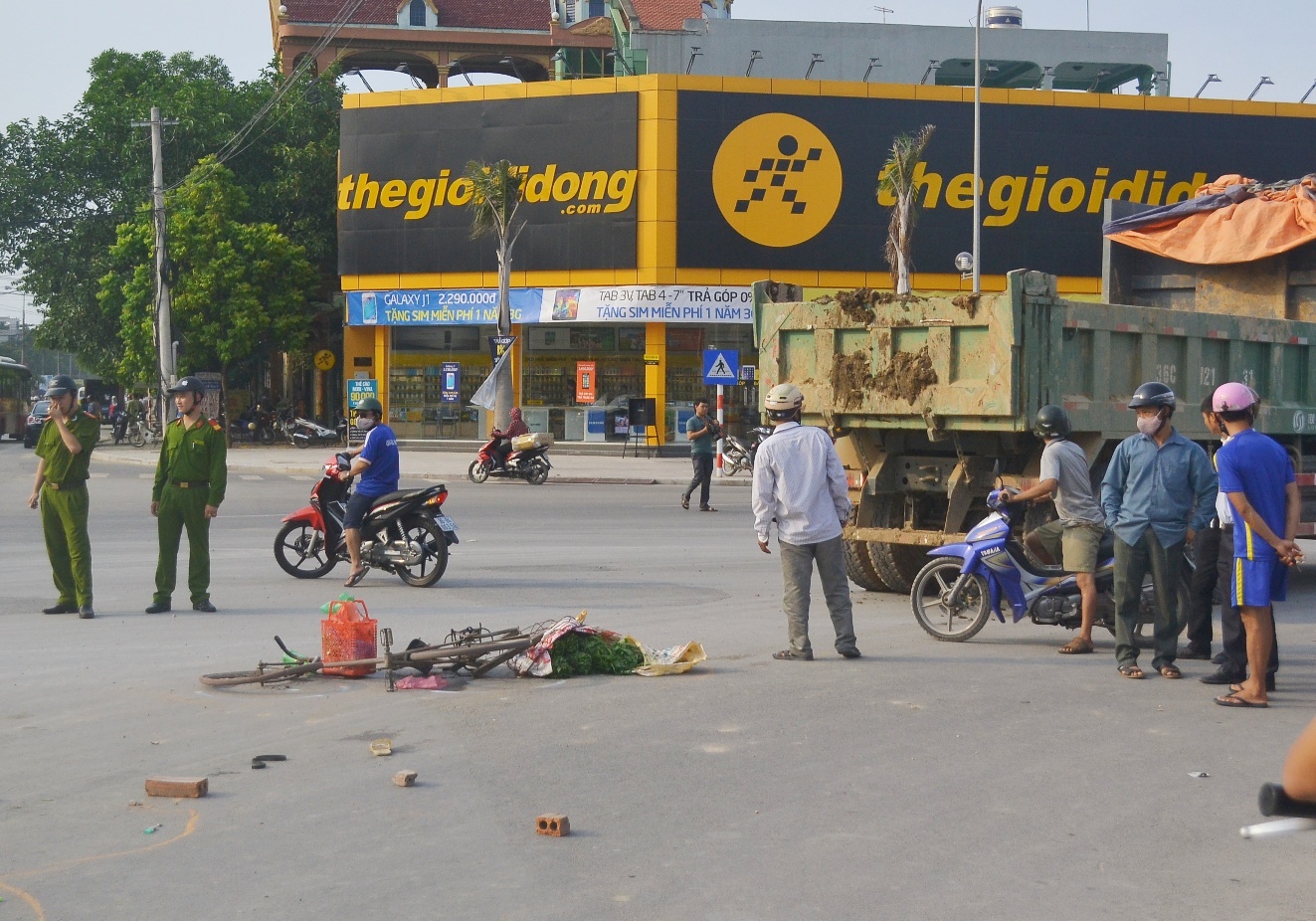 Va cham xe tai, nguoi phu nu ban rau tu vong hinh anh