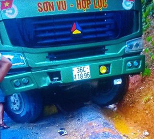 Tong truc dien, 3 nguoi chet ket duoi gam xe Howo hinh anh