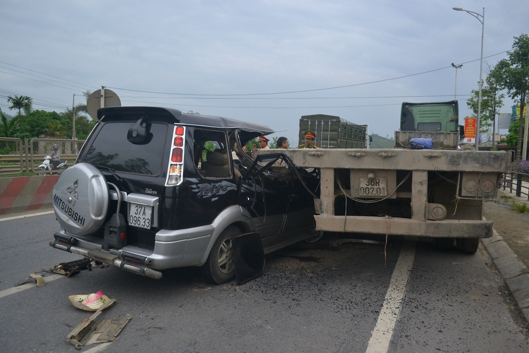 Canh oto dinh chat vao duoi xe container hinh anh