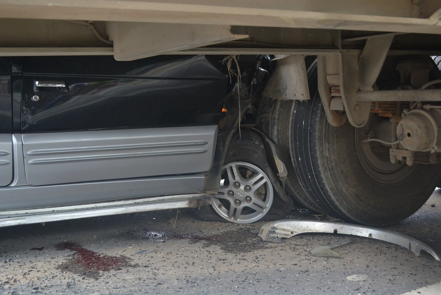 Bánh xe ôtô nổ lớp, dính sát bánh xe container.