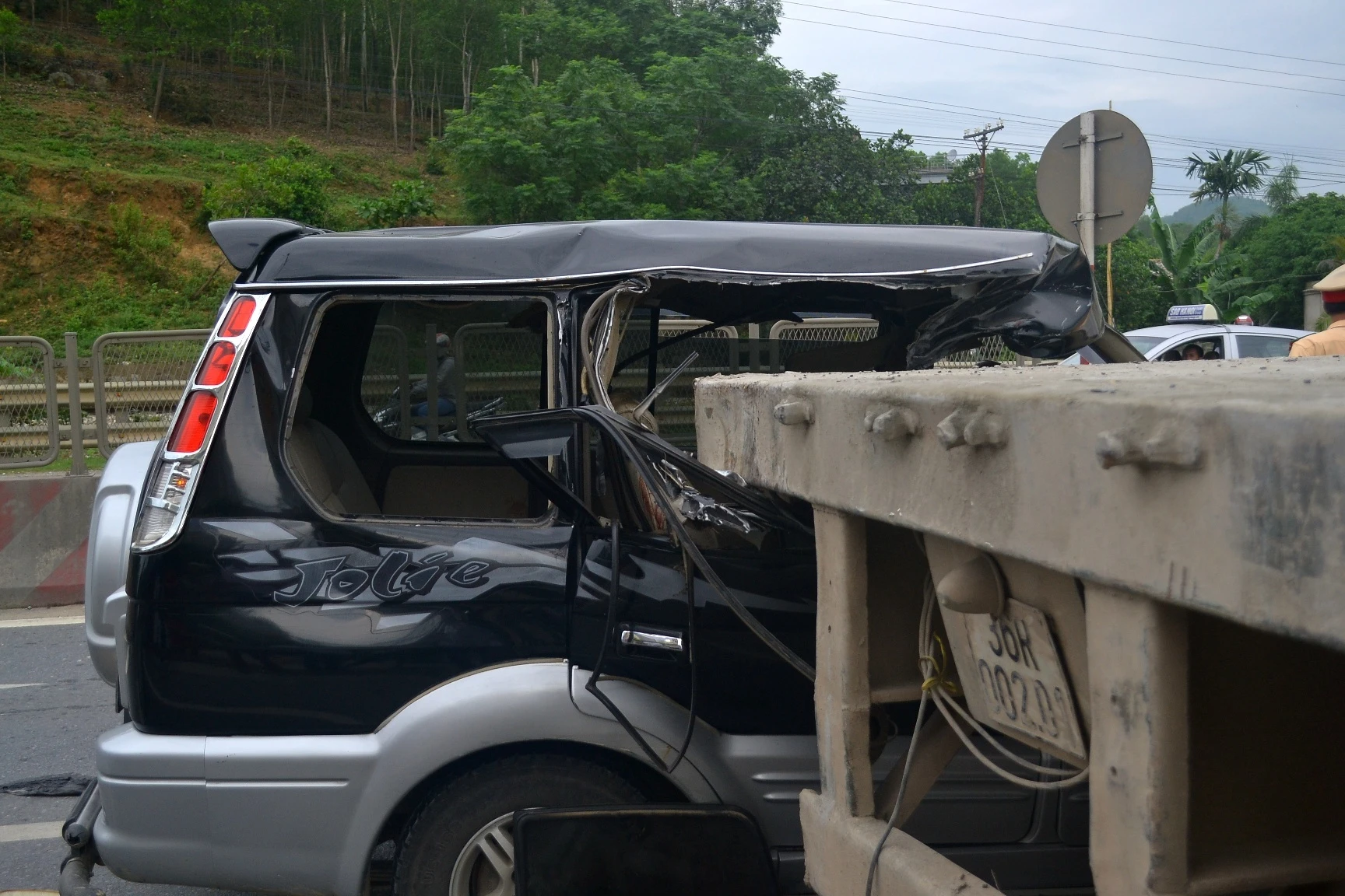 Mui xe ôtô 7 chỗ bị thành xe container cắt gọt đến 80 %.  