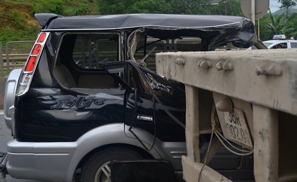 Hien truong oto dinh chat container, 3 nguoi chet tai cho hinh anh