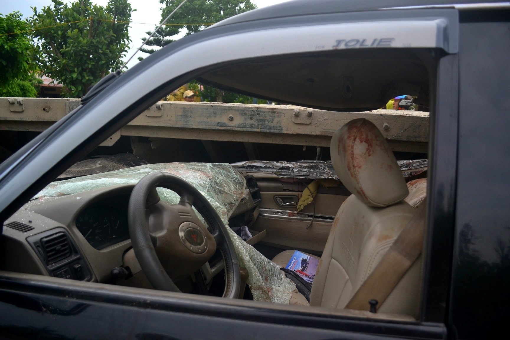 Vụ tai nạn làm 3 người trong ôtô chết tại chỗ, 5 người bị thương. Danh tính  người chết: Lê Văn Mùi (48 tuổi), Nguyễn Văn Tân (62 tuổi), Nguyễn Thái Hời (29 tuổi), 5 người bị thương: Lê Văn Minh (46 tuôi,), Lê Văn Bình (44 tuổi), Lê Văn Tuấn (23 tuổi), Nguyễn Văn Xuân (59 tuổi), và tài xế Hồ Trần Sáu (49 tuổi) cùng trú Nghệ An.