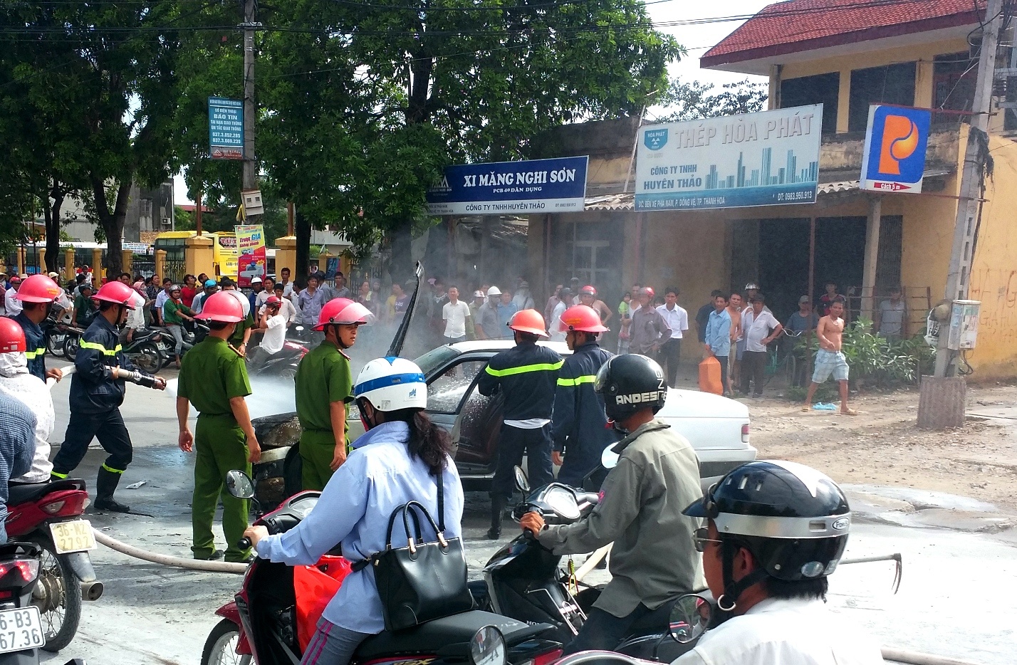 Oto boc chay du doi, lay men uot trum len tru xang hinh anh