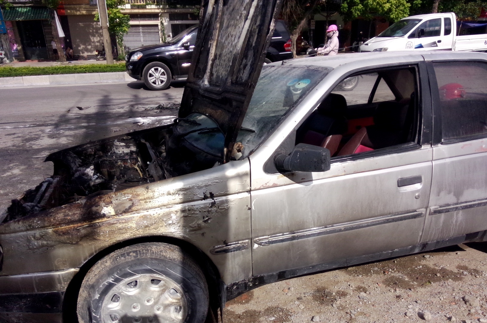 Phần đầu xe ôtô con bị ngọn lửa thiêu rụi. Ảnh: D. T.