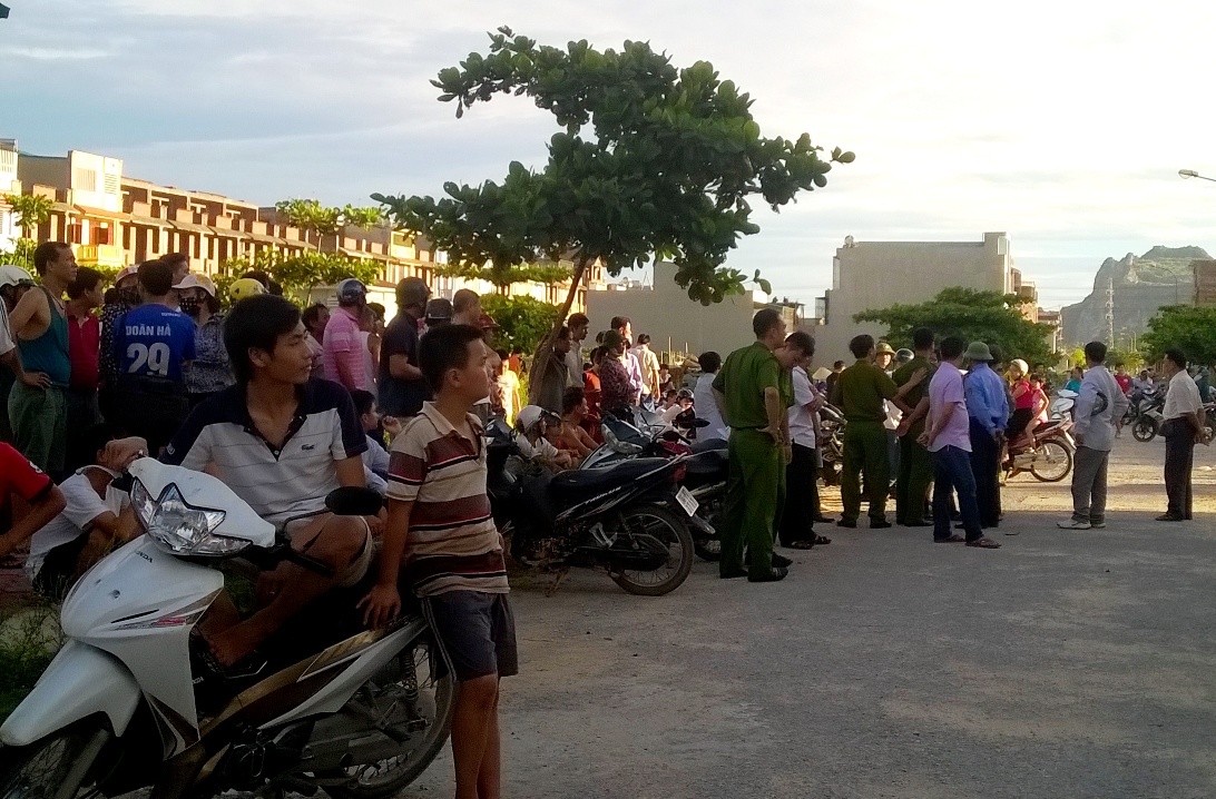 Người dân hiếu kỳ tập trung tại hiện trường theo dõi vụ việc. Ảnh: Quỳnh Lưu.