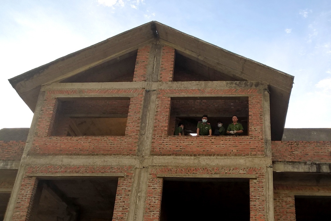 Phat hien xac chet tro xuong trong khu do thi bo hoang hinh anh