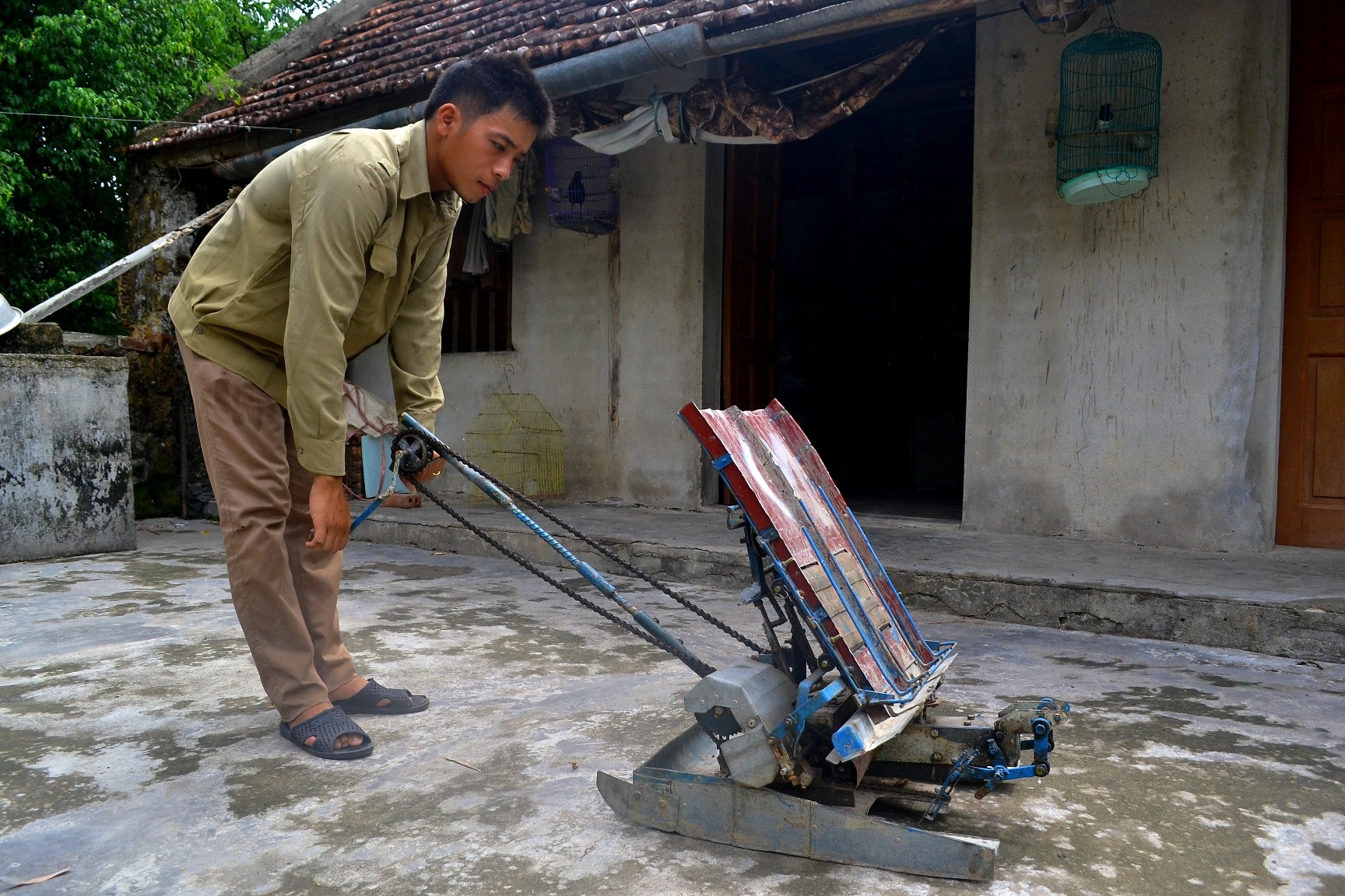 Chiếc máy cấy nhỏ gọn, đơn giản, có tính ứng dụng cao. Ảnh: Nguyễn Dương.