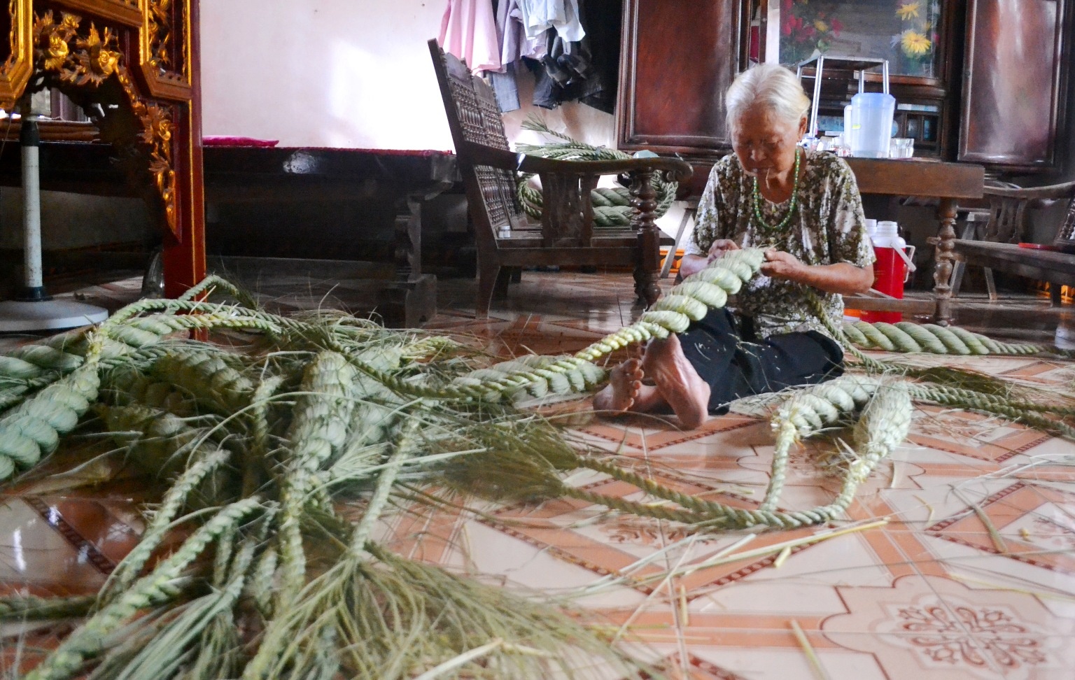 Bà Vũ Thị Thừa đã 80 tuổi nhưng vẫn còn tinh mắt, tay thoăn thoắt làm ra các loại 