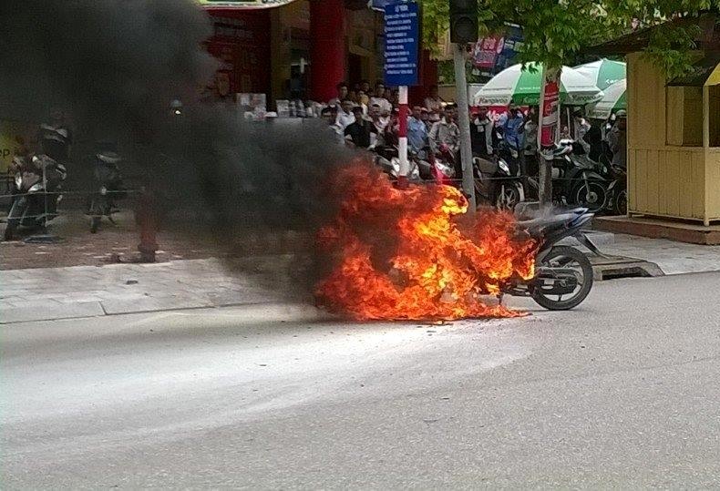 Chiếc Exciter bốc cháy dữ dội trên đường Quang Trung (TP Thanh Hóa). Ảnh: P. T.