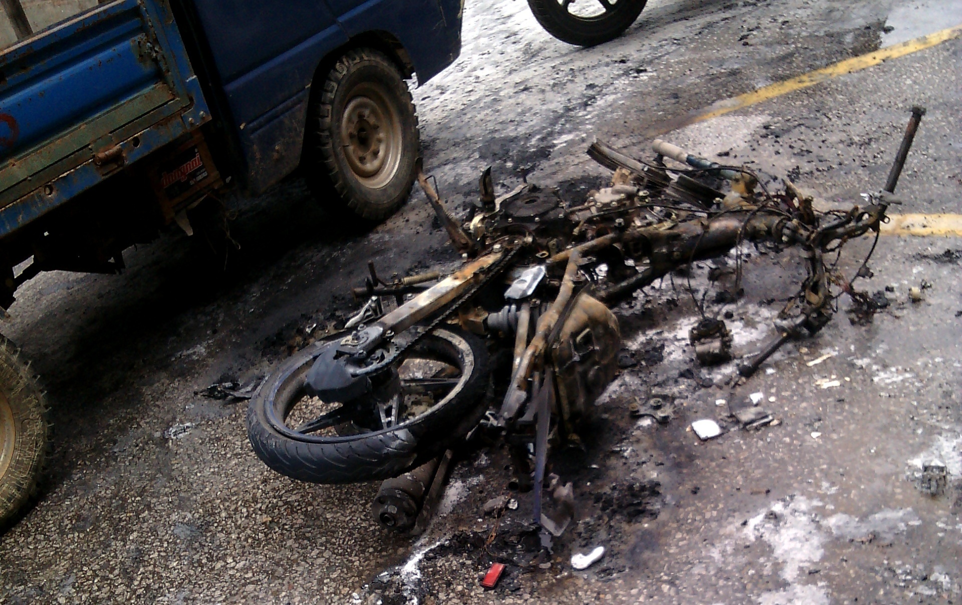 Ngọn lửa khiến chiếc xe bị cháy trơ khung. Ảnh: P. T.