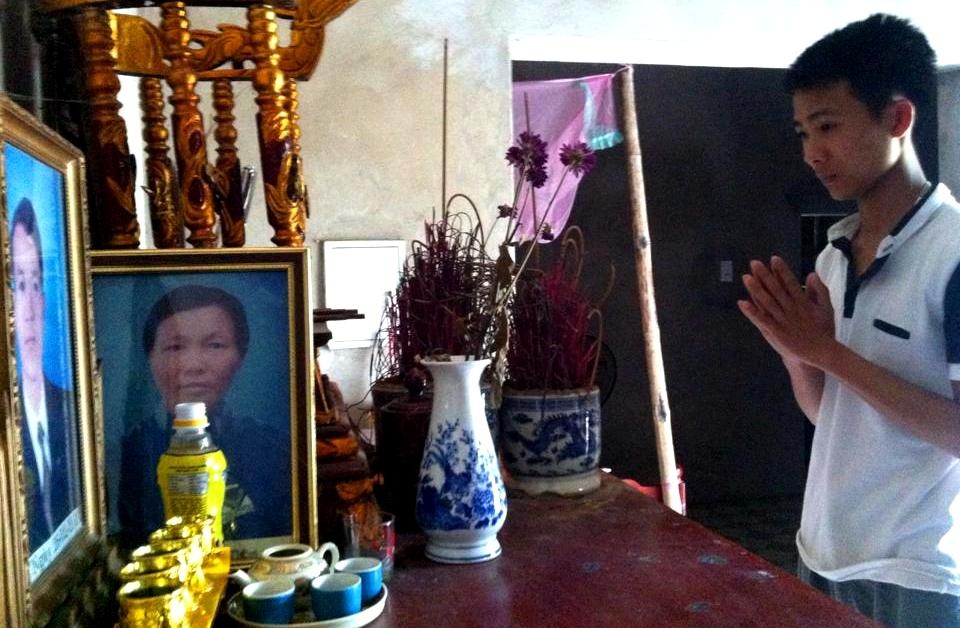 Bố mẹ mất sớm vì bệnh hiểm nghèo, nhưng Hoàng đã nỗ lực vượt qua khó khăn, đạt nhiều thành tích cao trong học tập. Ảnh: Nguyễn Dương.