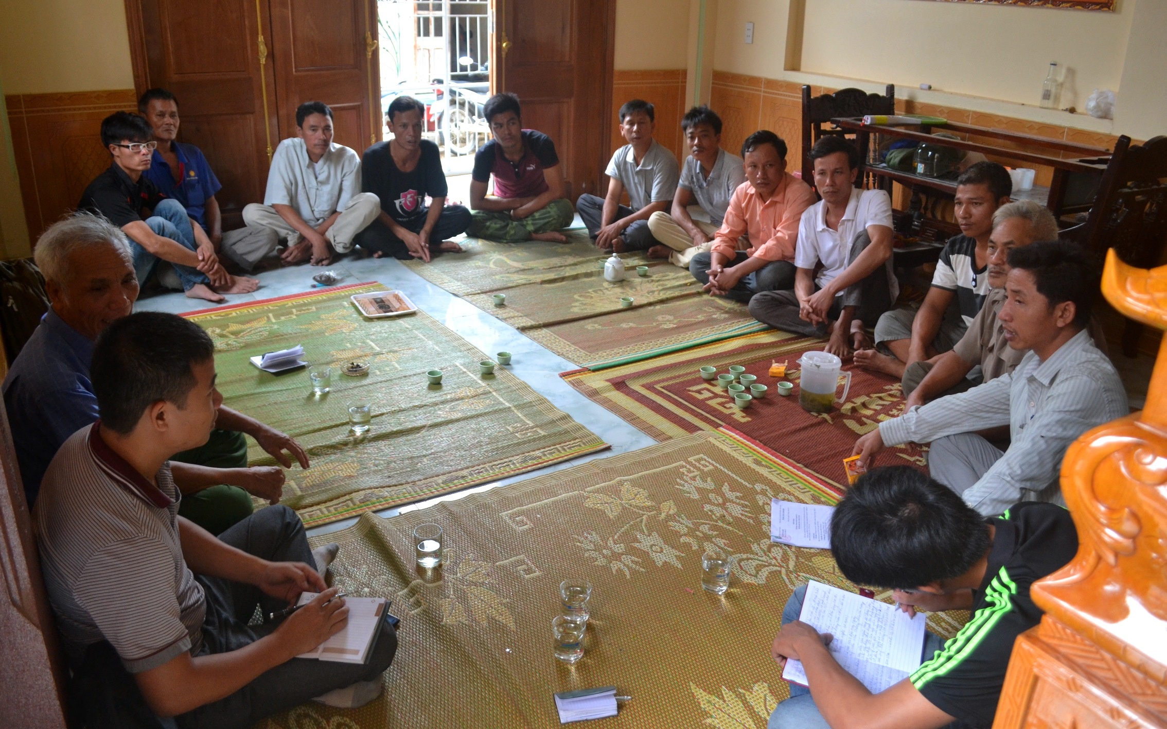 Đông đảo người thân, bà con xóm làng cùng chính quyền địa phương đến động viên, ngóng chờ tin tức  người bị nạn tại nhà thuyền trưởng Toanh. Ảnh: Nguyễn Dương.