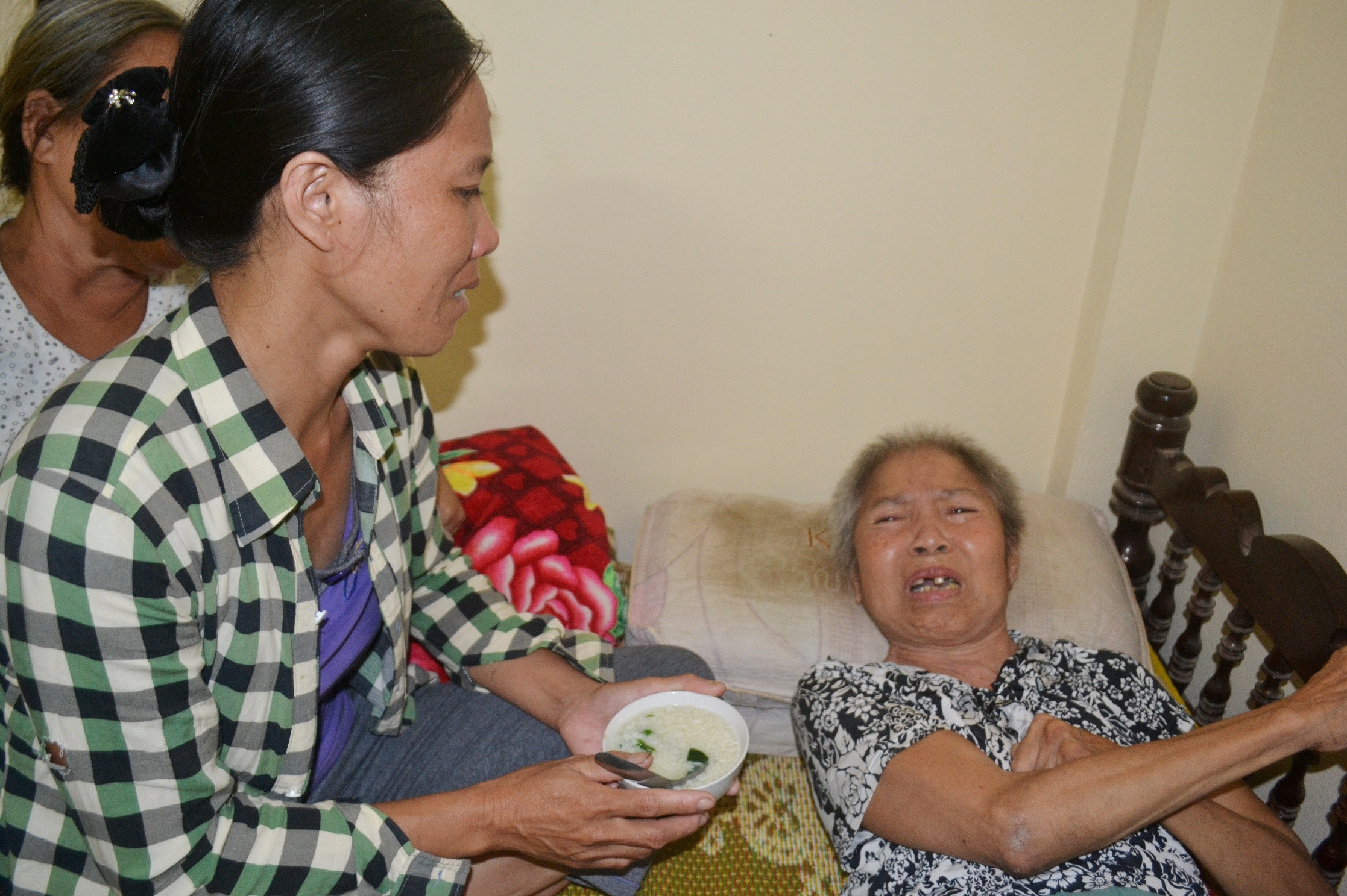 Bà Nguyễn Thị Hồng (84 tuổi) nằm vật vã khóc nghẹn từ lúc nghe tin chồng con gặp nạn. Ảnh: Nguyễn Dương.