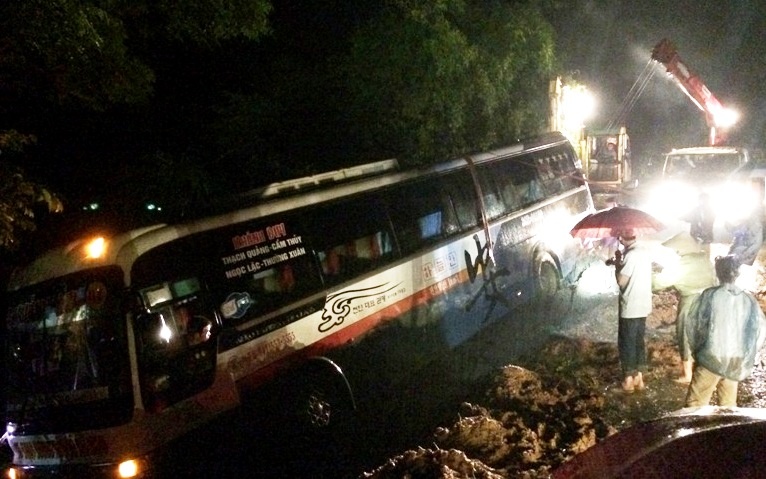 Hanh khach la het khi xe 45 cho lao xuong ho sau hinh anh